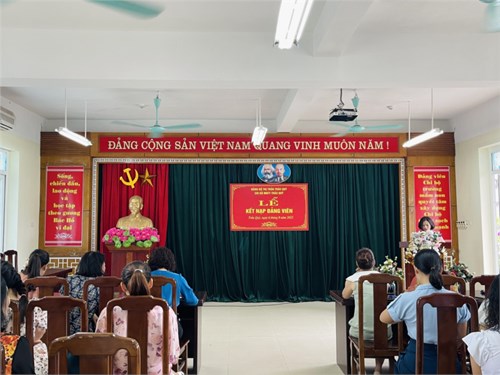 Chi bộ Trường MN Thị trấn Trâu Quỳ long trọng tổ chức lễ kết nạp Đảng viên mới